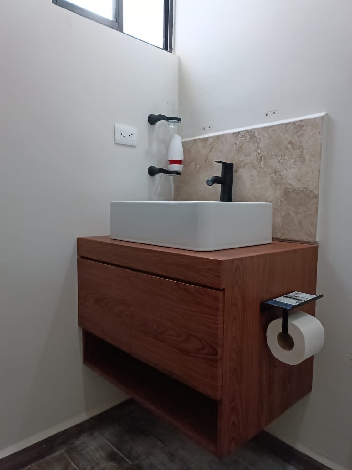 Mueble de baño flotante modelo MARJO